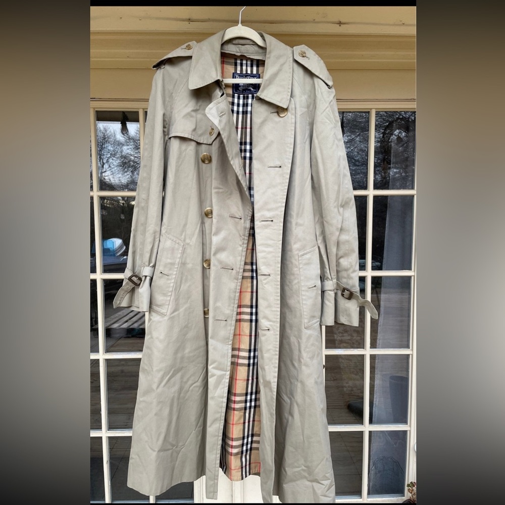 AUTHENTIC vintage Burberry trenchcoat. Beautiful khaki green color. EUC